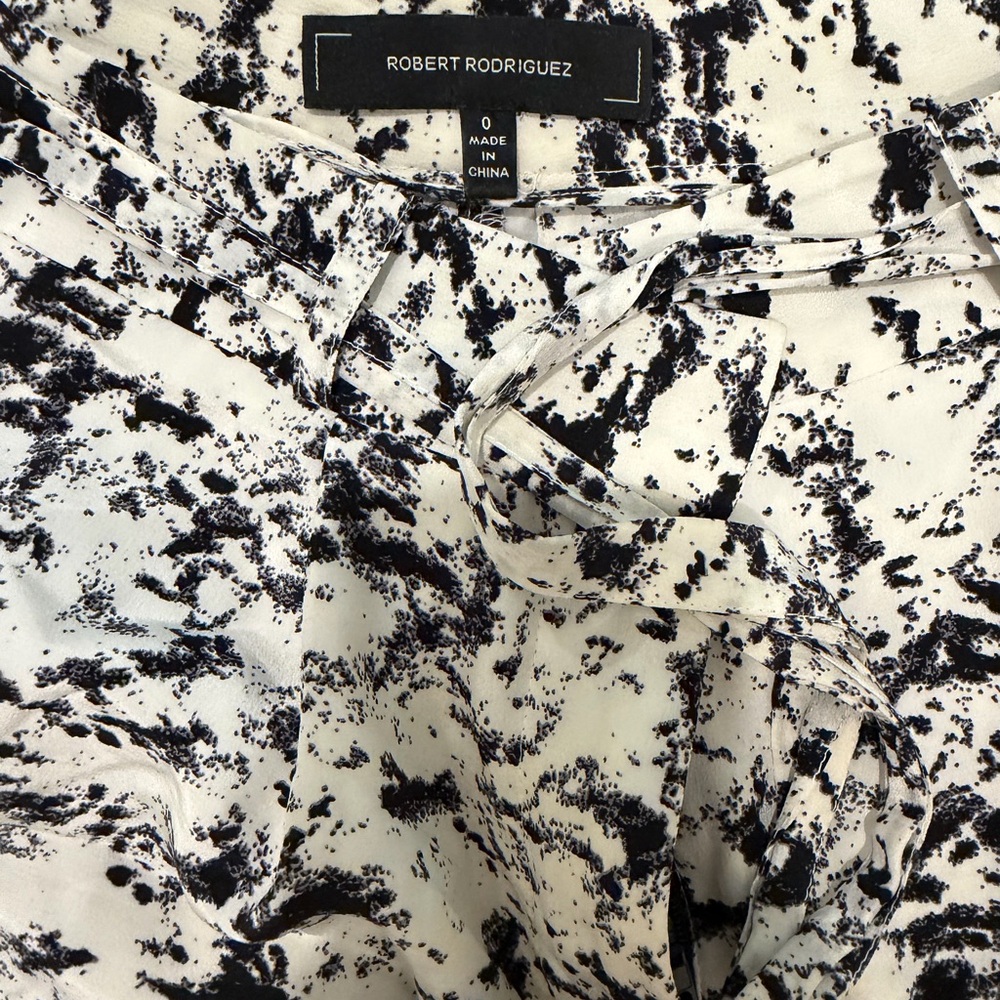 Robert Rodriguez Black & White Abstract Tie-Neck Blouse